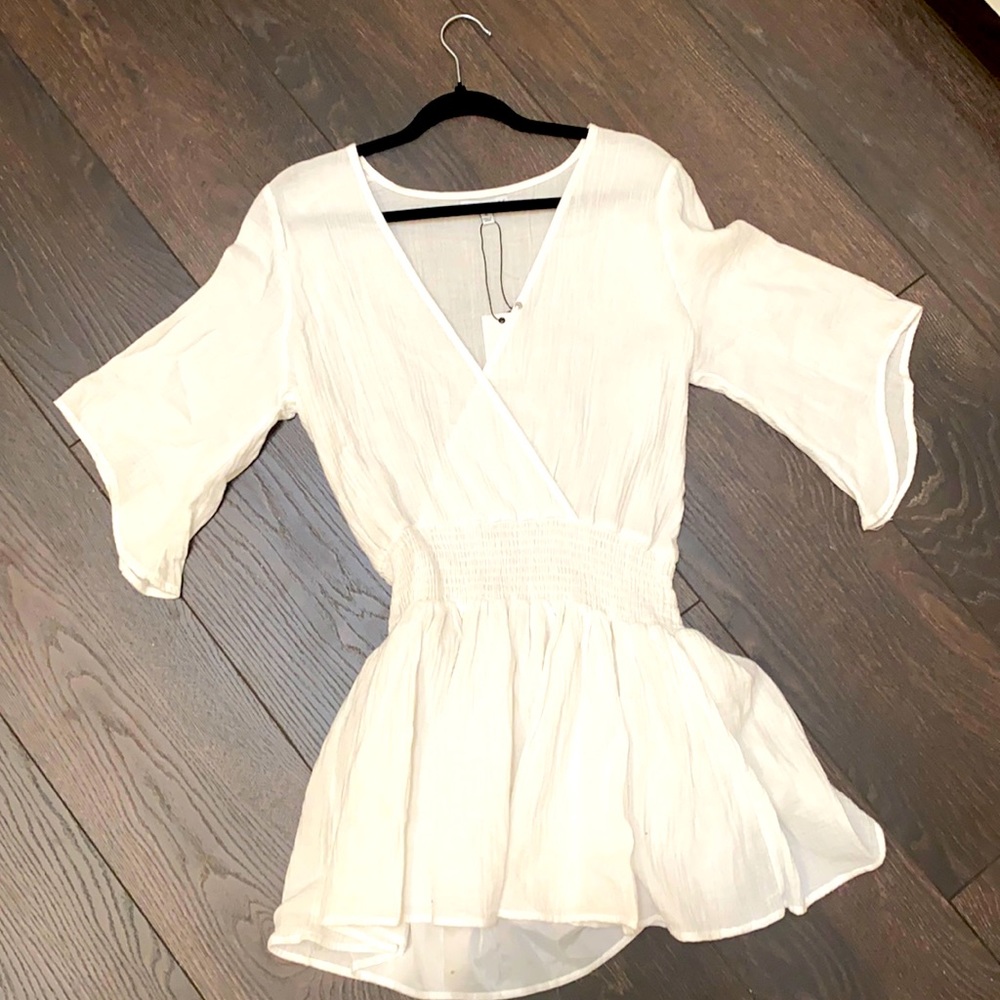 Super cute white beach dress. Ruched stomach .quarter sleeves.